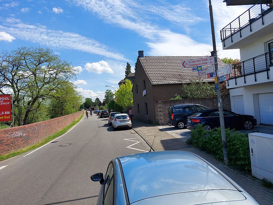 Wegweiser am Ortsausgang Stürzelberg: Durch den Grind ist es 3,8 Kilometer länger, daher läuft die Hauptroute über die Deichstraße.