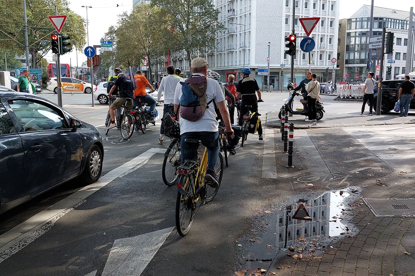 Hohenstaufenring. Abbiegen in die Roonstraße für KFZ gesperrt, für Radfahrende erlaubt.