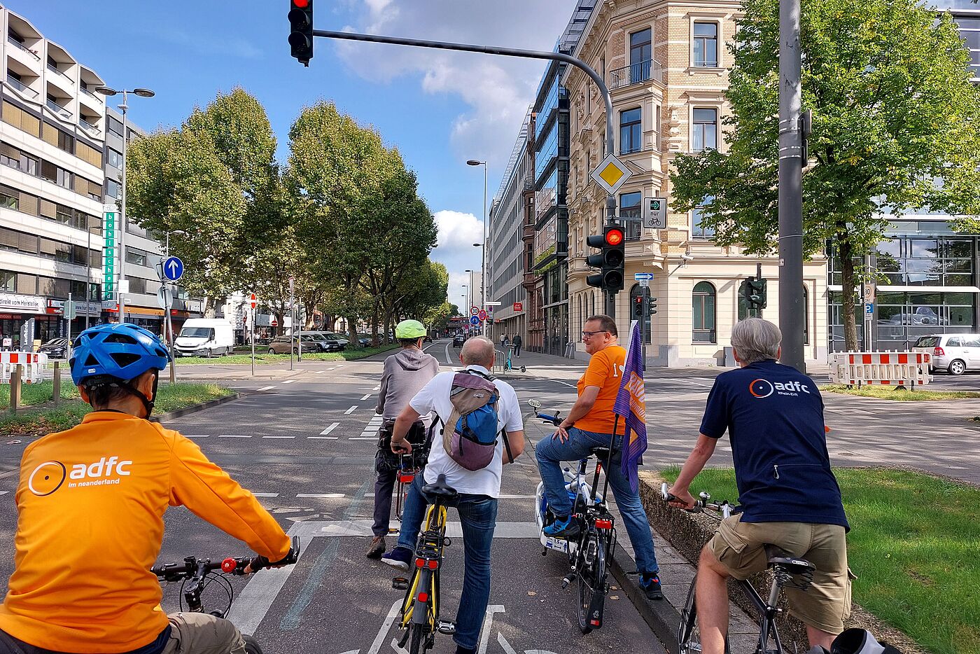 Hansaring: Breite Radfahrstreifen, auf denen man auch überholen kann.