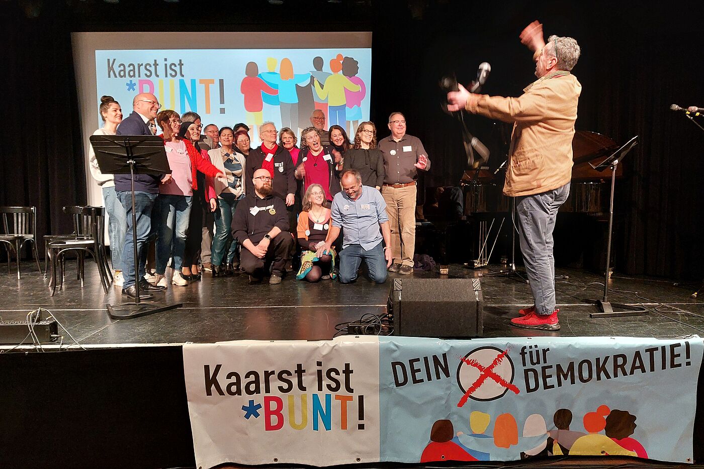 Die Veranstalter versammeln sich zum Gruppenfoto, choreographiert von Andreas Woitschützke