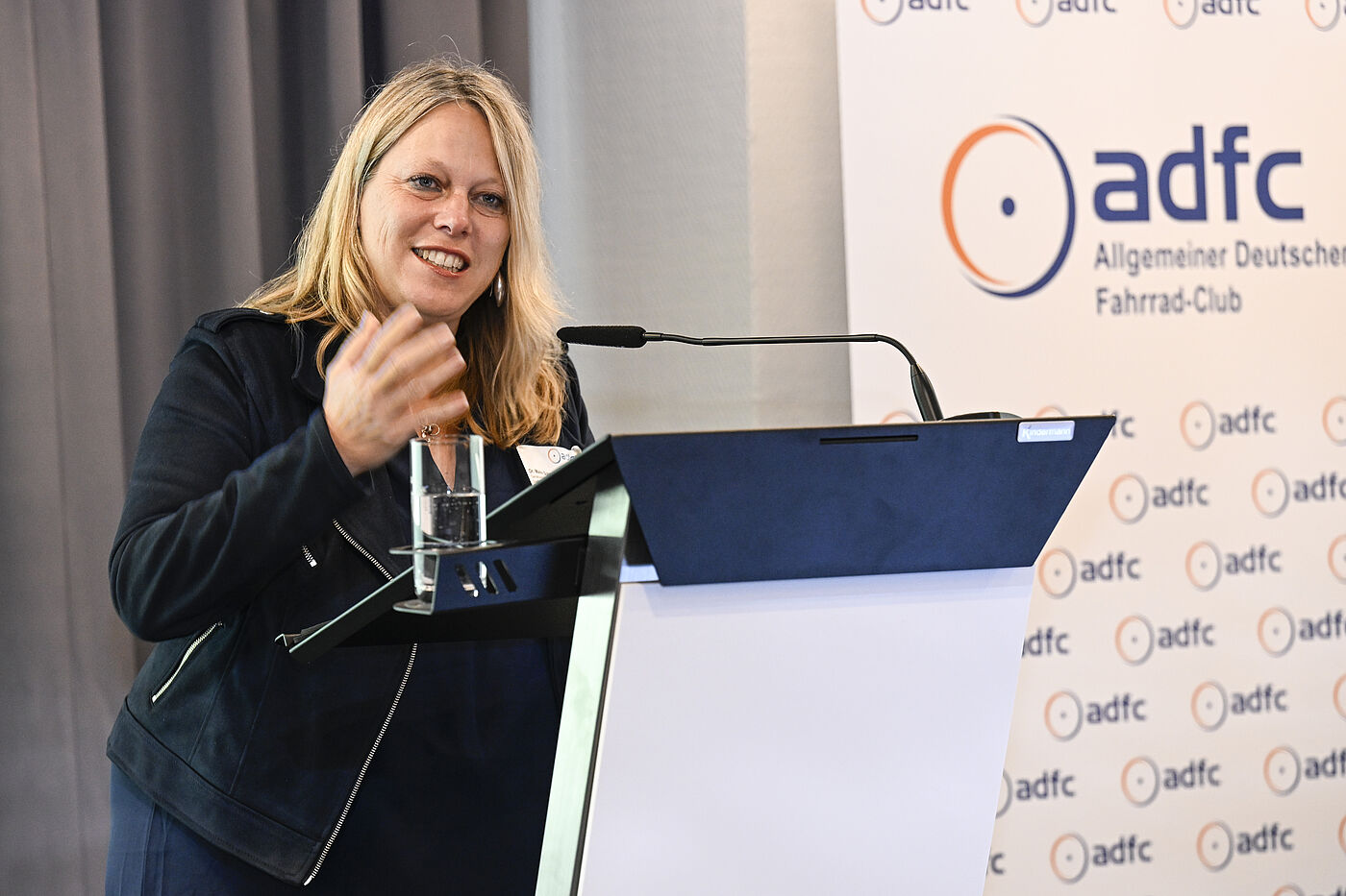 Bremens Verkehrssenatorin Dr. Maike Schaefer begrüßt den ADFC in Bremen. Bremens Verkehrssenatorin Dr. Maike Schaefer begrüßt den ADFC in Bremen.